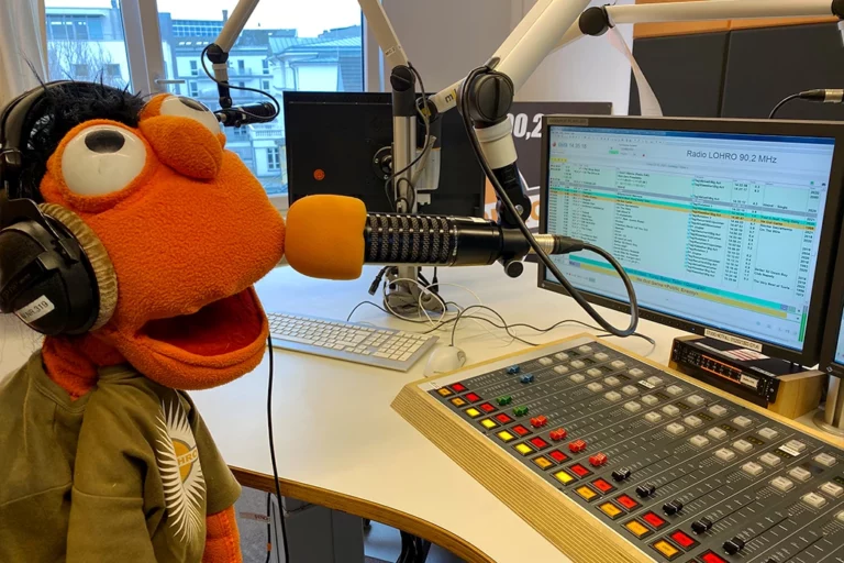 Stoffpuppe Bert am Mikrofon im Tonstudio