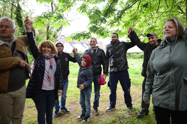 Gruppe im Wald, erfreut.