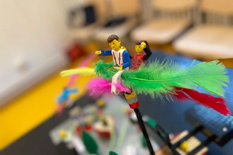 Legofiguren sitzen auf Federn