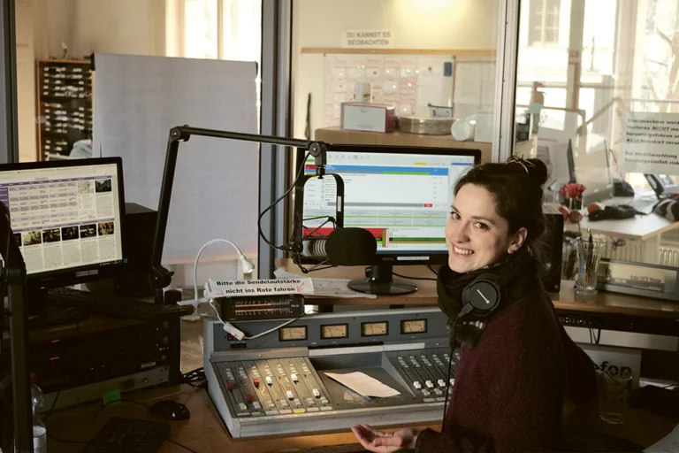 Frau im Tonstudio, Radiomoderatorin Natalie Süß.