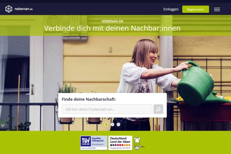 Screenshot vom Internetprtal nebenan.de, Frau gießt die Blumen auf dem Balkon